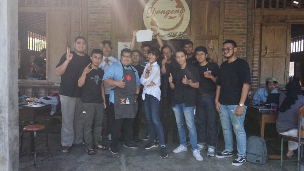 Cicip kopi kelas seduh Dongeng Kopi