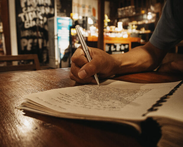 Buku Daftar Hadir Dongeng Kopi Jilid 16 berisi ratusan catatan pengunjung di meja kedai kopi Yogyakarta.