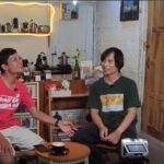 Kedai CoFams di gang sempit Jogoyudan Yogyakarta dekat Kali Code dengan rak kaset pita dan bar kopi kecil tanpa WiFi