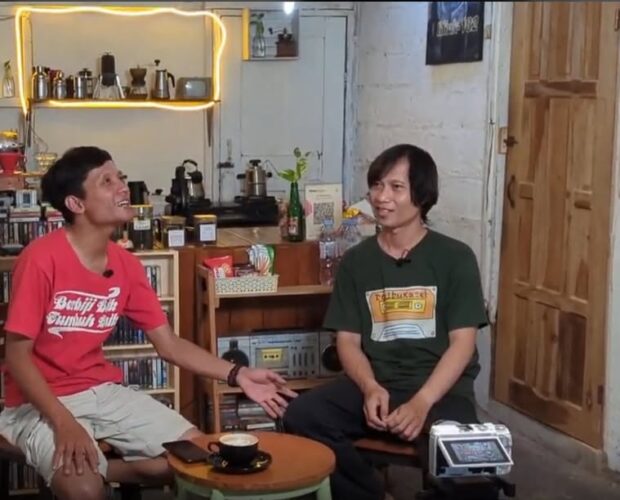 Kedai CoFams di gang sempit Jogoyudan Yogyakarta dekat Kali Code dengan rak kaset pita dan bar kopi kecil tanpa WiFi