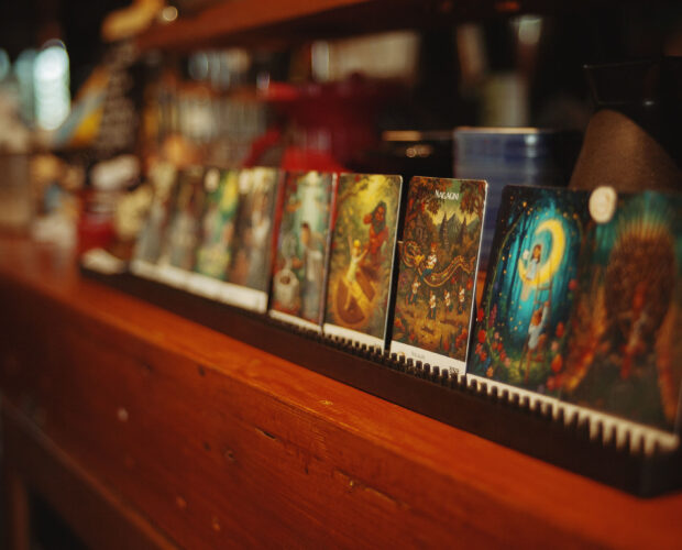 Pendapa Dongeng Kopi di Dalangan, Sleman, dengan meja seduh di lantai dua menghadap hamparan merapi yang biru dari kejauhan