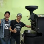 Johan Ade dari Black Label Roastery mengawasi proses roasting kopi di Gamping Sleman, bagian tandang dari dinamika industri kopi Jogja