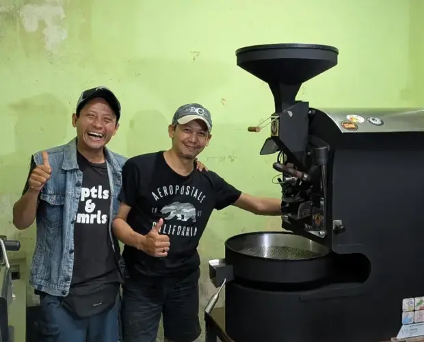 Johan Ade dari Black Label Roastery mengawasi proses roasting kopi di Gamping Sleman, bagian tandang dari dinamika industri kopi Jogja