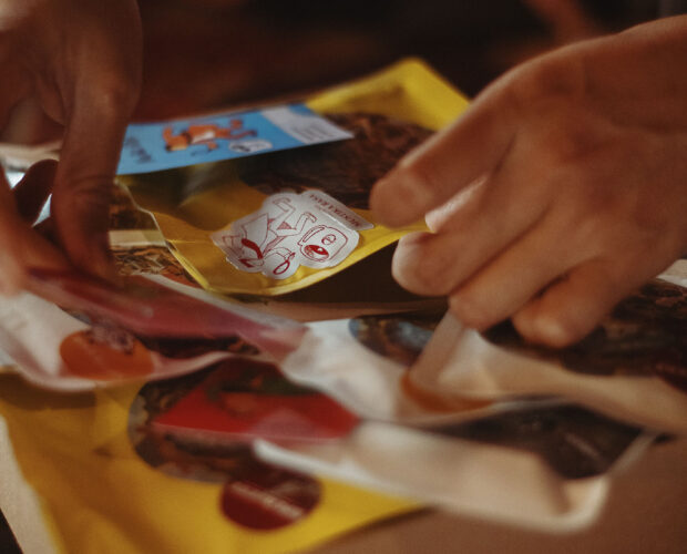 Hampers kopi Lebaran dari Dongeng Kopi di atas meja seduh, melambangkan tradisi memberi dan silaturahmi saat Idul Fitri.