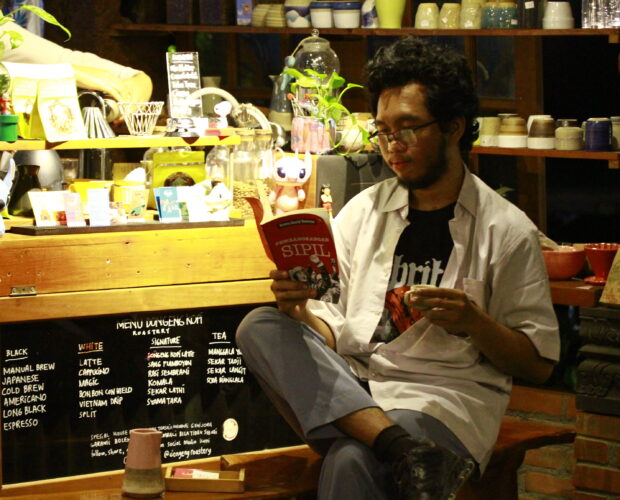 Siswa SMA membaca buku sambil ngopi di Dongeng Kopi, kedai kopi Jogja yang menjadi ruang diskusi dan literasi anak muda