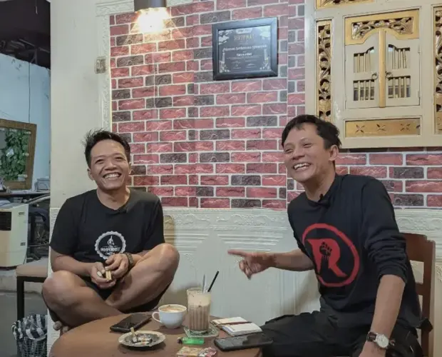 Suasana saat tandang kedai Mari Ngopi di Jogja suasana santai menikmati kopi"