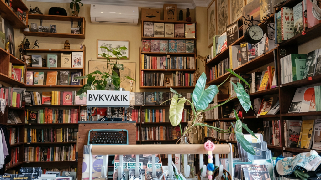 Interior kedai kopi dengan buku-buku kopi yang menunjukkan budaya ngopi sambil membaca seperti di Jogja.