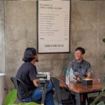 Larka konten kreator kopi saat berbincang dalam podcast TANDANG di markas Talabumi