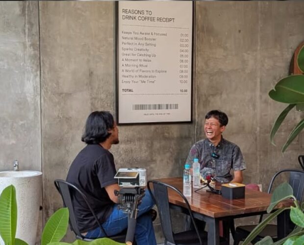 Larka konten kreator kopi saat berbincang dalam podcast TANDANG di markas Talabumi