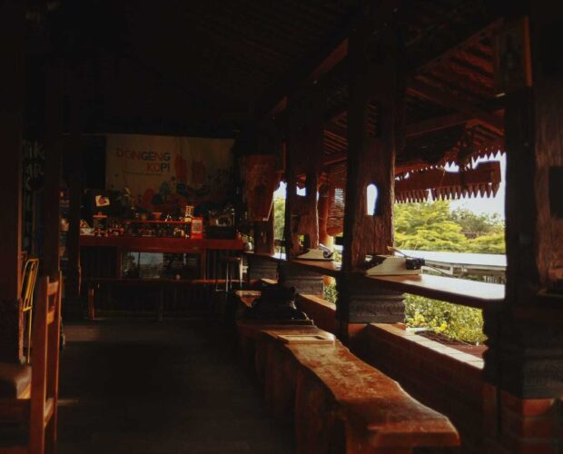 Suasana kedai Dongeng Kopi di Dalangan setelah Lebaran, meja seduh dan kursi siap menyambut pengunjung yang ingin menikmati kopi dan berbincang.