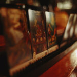 Meja seduh kopi di Dalangan menghadap utara, dengan cangkir hangat di tangan, sambil membayangkan garis panjang sejarah Jawa dari Kalingga ke Mataram Kuno dan candi-candi megah.