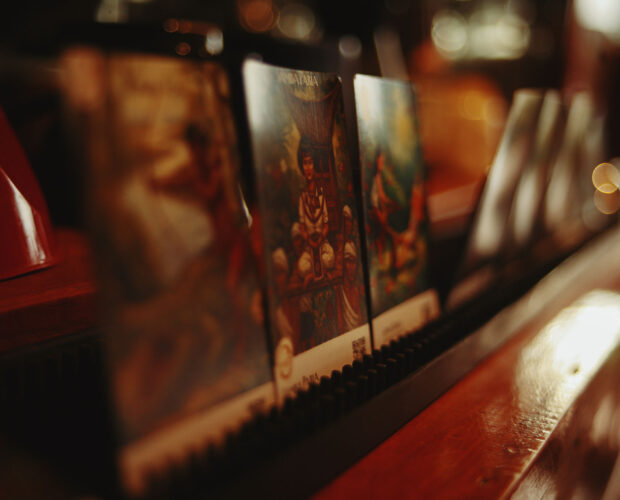 Meja seduh kopi di Dalangan menghadap utara, dengan cangkir hangat di tangan, sambil membayangkan garis panjang sejarah Jawa dari Kalingga ke Mataram Kuno dan candi-candi megah.