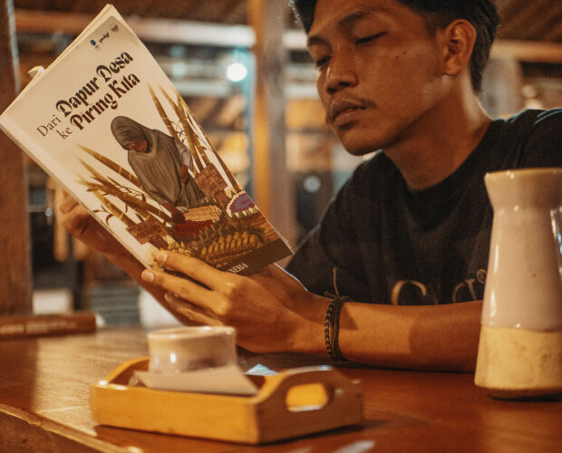 Buku Dari Dapur Desa ke Piring Kita karya Vanessa Lina yang menceritakan praktik pangan lokal dan eksperimen ekonomi desa di Pasar Papringan Temanggung, kini menjadi koleksi baru di rak kecil Pustaka TB Alimin, taman baca di samping meja seduh @dongengkopi. Buku ini mengangkat kisah pasar desa di bawah rumpun bambu yang mempertemukan tradisi dapur warga, bahan pangan dari kebun lokal, serta upaya membangun ekonomi desa yang mandiri dan berkelanjutan.