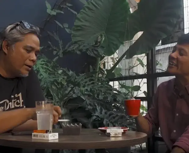 Om Koko dan Renggo Darsono berbincang di Prada Espresso, kedai kopi Jogja yang telah berdiri lebih dari 22 tahun