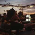 “Jam dinding menunjukkan pukul sepuluh lewat tiga puluh, simbol rencana manusia dan tafsir waktu.”