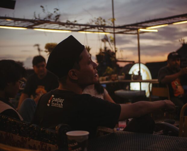 “Jam dinding menunjukkan pukul sepuluh lewat tiga puluh, simbol rencana manusia dan tafsir waktu.”