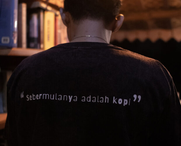 Kaos Tanda Kopi warna hitam dari Dongeng Kopi sebagai tanda mata komunitas warga Kerep Dolan.