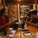 Meja panjang di Dalangan dengan cangkir kopi panas, menjadi saksi kisah filosofi Jawa dan pesan sederhana ‘Tenang, masih ada waktu’ yang datang dari jalanan