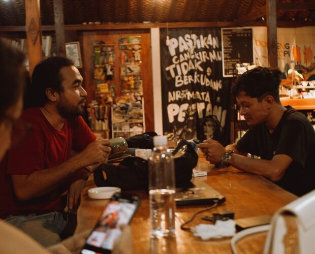Meja panjang di Dalangan dengan cangkir kopi panas, menjadi saksi kisah filosofi Jawa dan pesan sederhana ‘Tenang, masih ada waktu’ yang datang dari jalanan