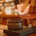dalam banyak cerita alina, ia tak pernah lepas dari biji kopi terbaik.makanya pikirannya bernas, pertanyaannya lugas.