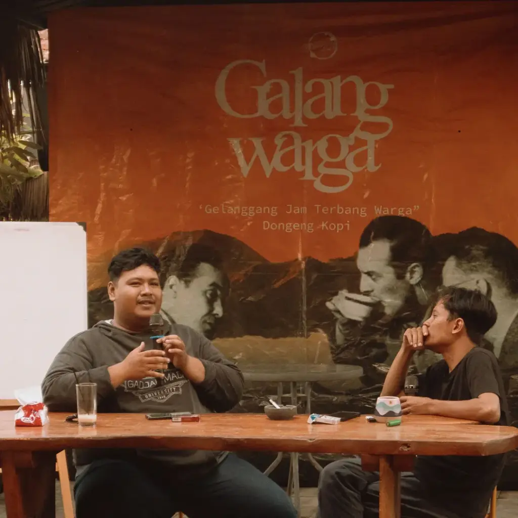 Resapi makna "ngelmu iku kalakone kanthi laku" lewat obrolan sore Galang Warga. Temukan kedalaman filsafat kopi dan kehidupan di Dongeng Kopi Sleman.