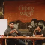 Suasana pemantik diskusi dan moderator membicarakan filsafat kopi dan kehidupan lewat Tembang Pucung di serambi Dongeng Kopi Dalangan Sleman.