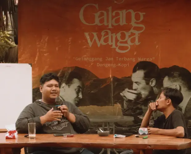 Suasana pemantik diskusi dan moderator membicarakan filsafat kopi dan kehidupan lewat Tembang Pucung di serambi Dongeng Kopi Dalangan Sleman.