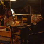Alina membaca buku di Pustaka TB Alimin Dongeng Kopi, penyedia ruang diskusi dan literasi kebudayaan di Kalasan, Sleman.