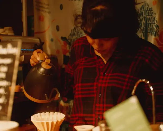 Tetesan air tebing yang konsisten melubangi permukaan batu cadas yang keras, mengilustrasikan filosofi arti konsistensi dan kesetiaan pada proses. Demikian pula dalam seduhan kopi, ada tetesan di biji kopi yang sudah digerus untuk menjadi kopi nikmat