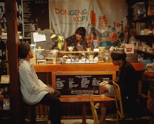 menikmati ketenangan di dusun dalangan dengan secangkir kopi hangat bersandar di tiang