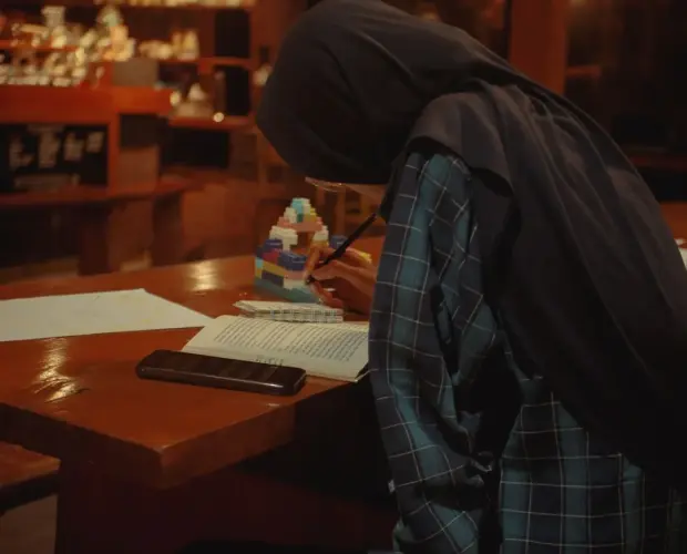 Goresan pena di atas lembar Buku Daftar Hadir untuk merawat ingatan dari secangkir kopi di Dalangan.