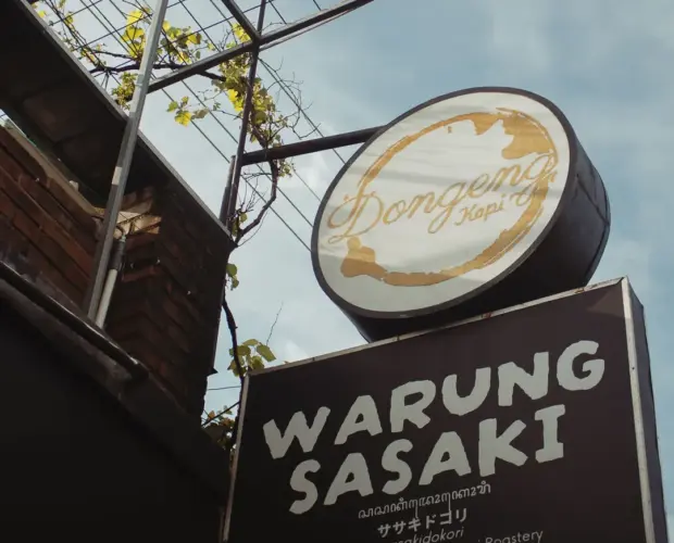 plang penampang muka depan jalan di Dongeng Kopi di kampung Dalangan.