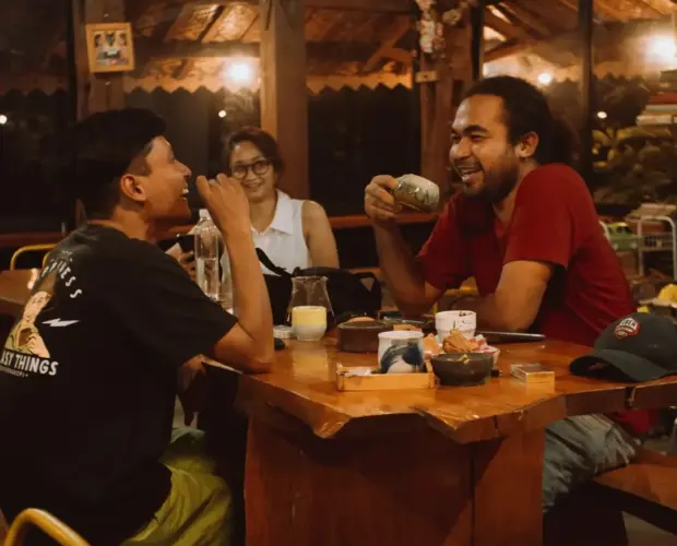 Seduhan kopi hitam hangat dalam cangkir tanah liat tradisional menggambarkan hikayat khasiat kopi Syekh Omar penawar letih jiwa.