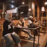Secangkir kopi bikinan Ayuri Murakabi tersajin di atas meja kayu, menghadirkan obrolan mendalam di sesi galang warga di Dongeng Kopi Dalangan.