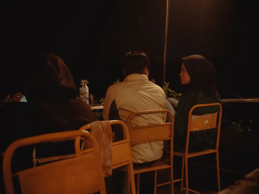 Jangan lekas mencibir mereka yang nongkrong sampai larut malam. Simak refleksi tentang esensi budaya jagongan di kedai kopi sebagai ruang perlawanan sepi.