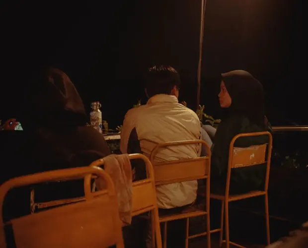 "Suasana malam hari yang hangat di Dongeng Kopi, merawat budaya jagongan di kedai kopi Sleman."