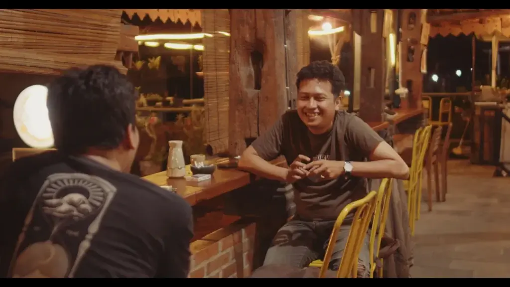 Mengapa seorang pria rela menempuh jarak jauh hanya demi secangkir Mustika Rasa? Resapi filosofi kesetiaan dan ingatan tubuh di kedai kopi di Jogja.