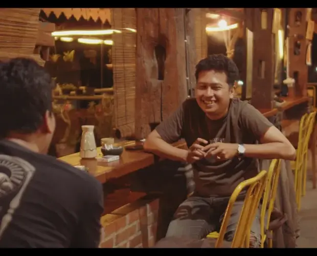 Sosok pria pelanggan setia menikmati Mustika Rasa di Dongeng Kopi Dalangan, kedai kopi di Jogja.
