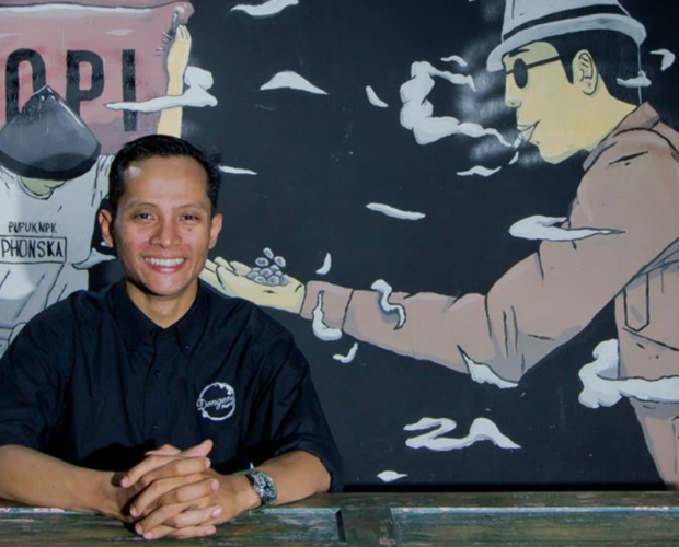"Interaksi hangat pelanggan di meja bar Dongeng Kopi, merumuskan strategi dan keberlanjutan bisnis kedai kopi berbasis komunitas."