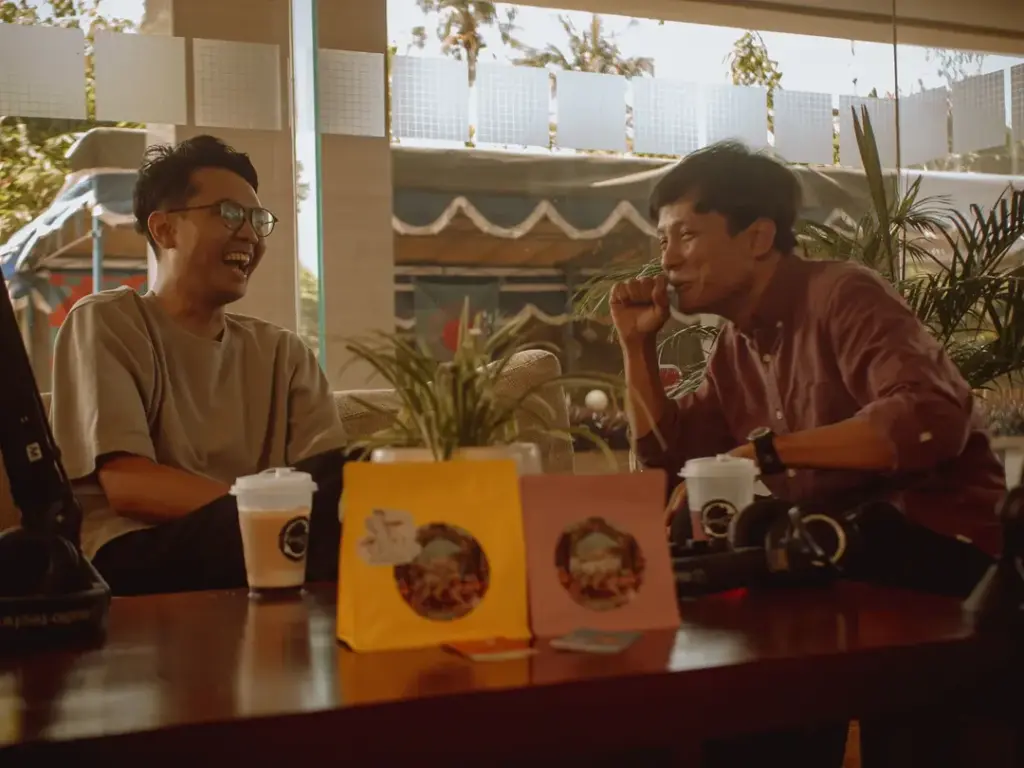 Juru cerita Mas Renggo menyeduh kopi di lantai atas Sasana Krida Dongeng Kopi Dalangan, menghadirkan tempat ngopi yang tenang di Sleman