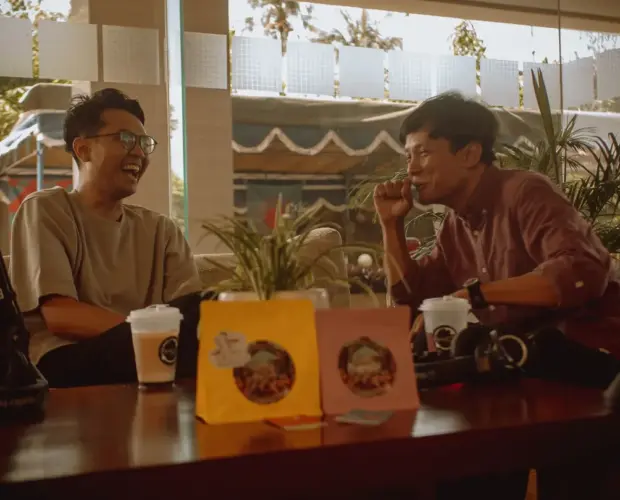 Juru cerita Mas Renggo menyeduh kopi di lantai atas Sasana Krida Dongeng Kopi Dalangan, menghadirkan tempat ngopi yang tenang di Sleman