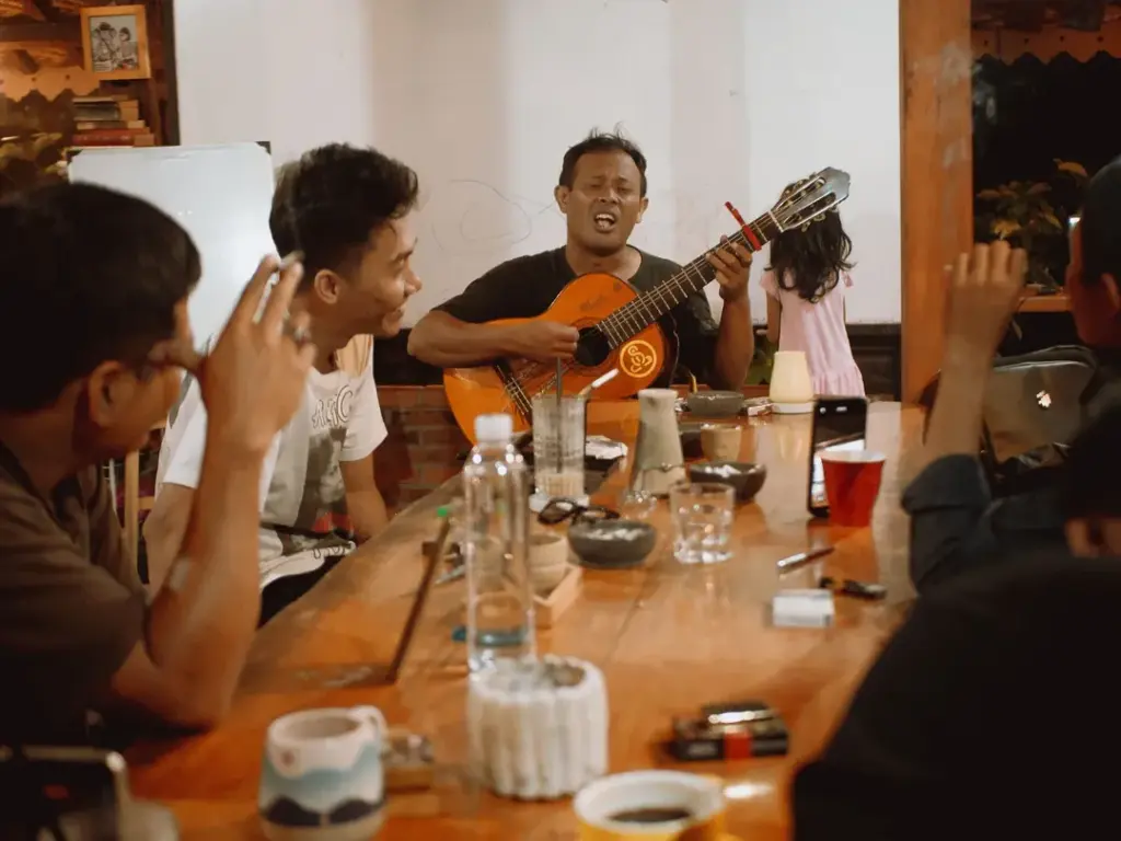 Menggali kedalaman filosofi guyub, kenduri, dan sambatan. Temukan ruang kumpul yang memanusiakan manusia di Dongeng Kopi, kedai kopi bernuansa budaya Jawa.