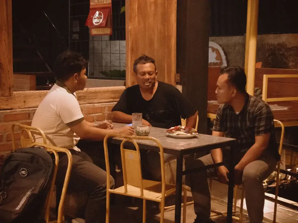 Ketika seniman legendaris Yuliono Singsot bludusan ke Dalangan. Intip keseruan obrolan warga di kedai kopi ramah lingkungan kami.