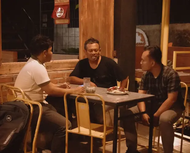 Yuliono Singsot berkunjung dan bersiul di Dongeng Kopi, pilihan kedai kopi ramah lingkungan dan ruang budaya di Sleman.