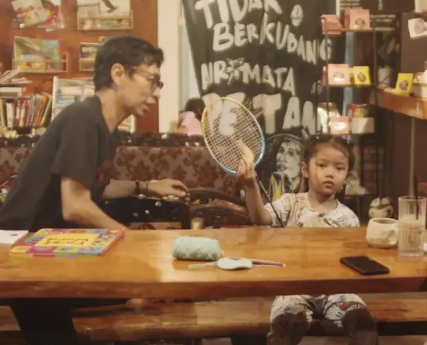"Secangkir kopi filter tanpa gula di meja kedai, merefleksikan tren gaya hidup sehat pencinta kopi spesialti."