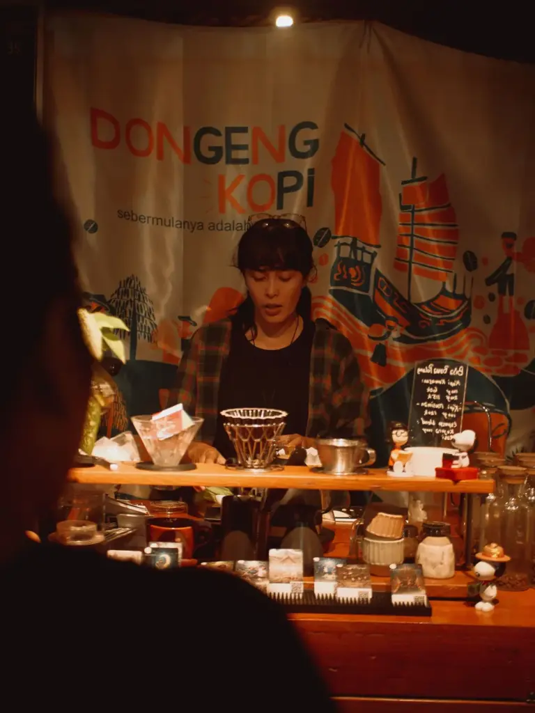 Timbangan presisi dan alat mahal bisa menjadi hampa. Resapi filosofi seduhan kopi tentang pentingnya penyatuan hati, pikiran, dan ruh di meja bar.