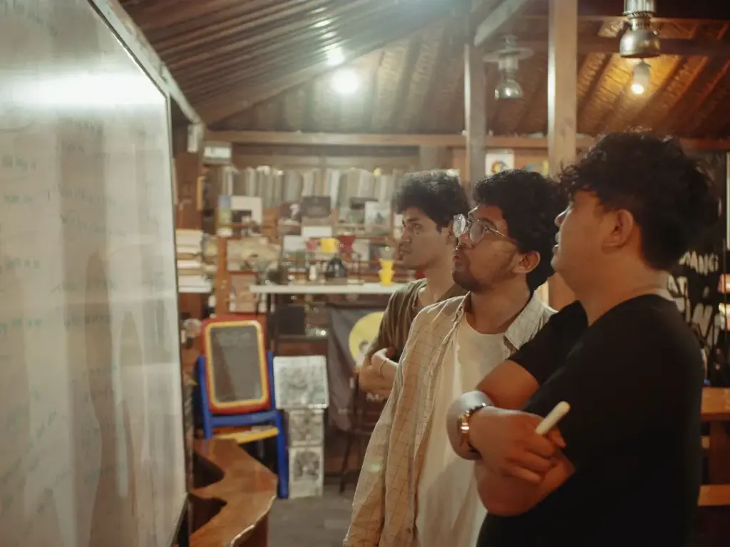 Menengok sudut papan tulis raksasa sebagai media dialektika pikiran di Dongeng Kopi, sebuah kedai kopi ruang diskusi puitis di Kalasan Jogja.