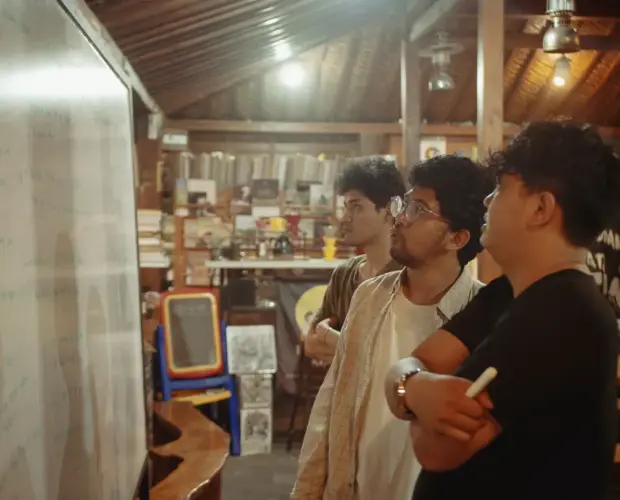 "Coretan ide dan bagan pikiran di papan tulis raksasa Dongeng Kopi, sebuah konsep kedai kopi ruang diskusi di Kalasan Jogja."