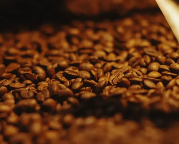 Proses menyangrai biji kopi segar di pagi hari di Dongeng Kopi Roastery Sleman.
