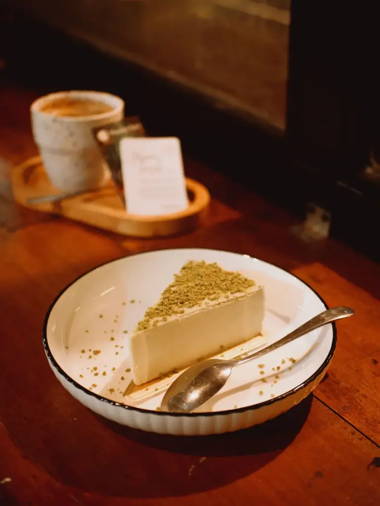  Pahit kopi merindukan manisnya keju. Resapi filosofi harmoni rasa dan temukan rekomendasi menu pendamping kopi terbaik di Dongeng Kopi Dalangan.